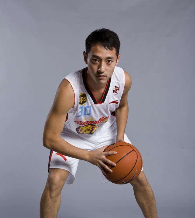 关于能否成功留队？前广东宏远冠军内线合同到期，季后赛曾单场砍17+8的信息