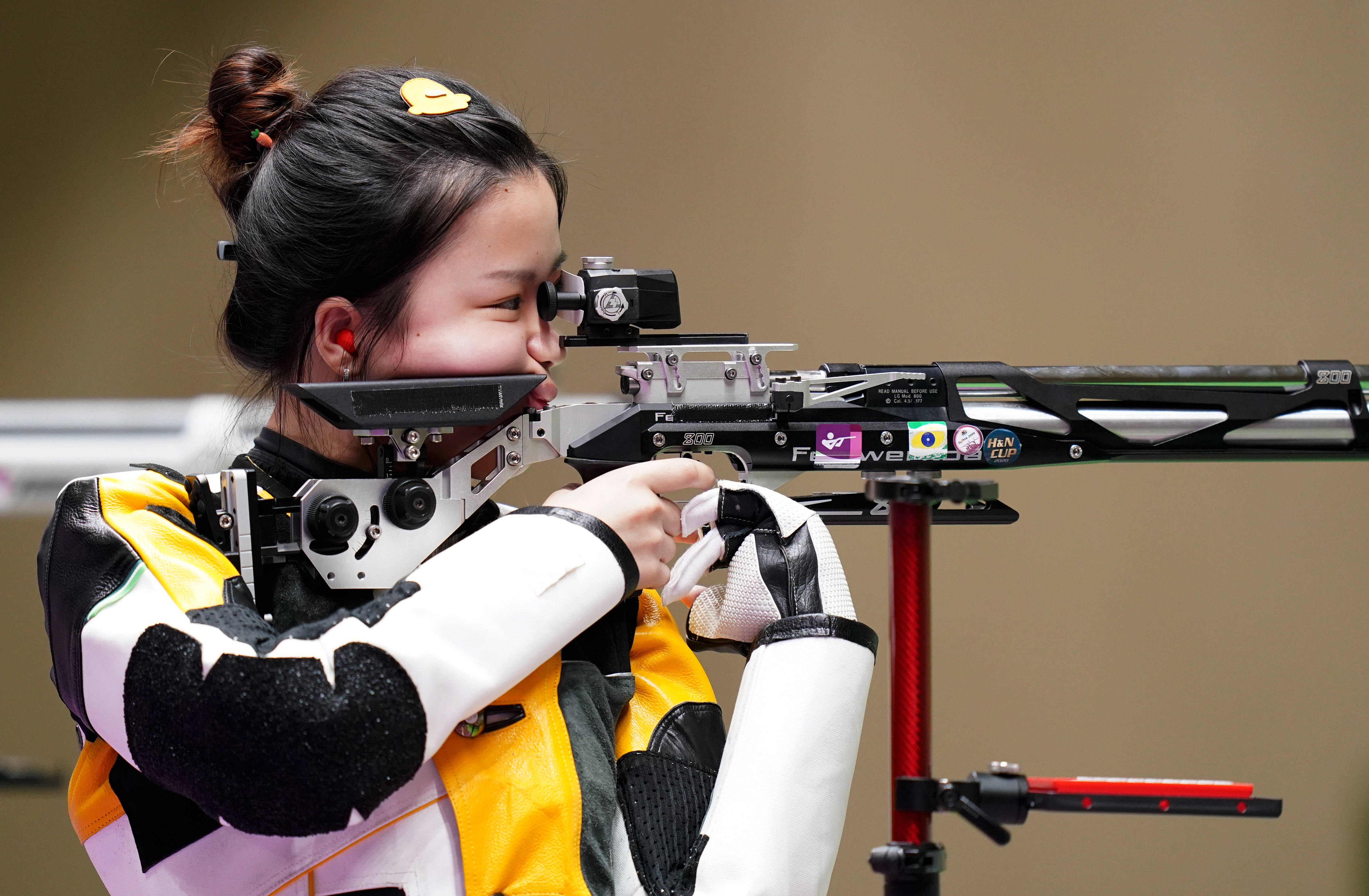 天博体育平台-射击女选手操控枪械完成射中