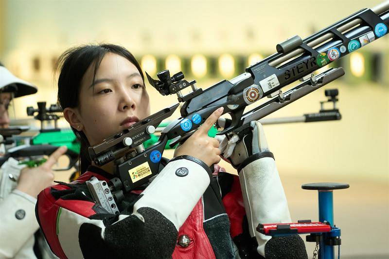 射击女选手操控枪械完成射中